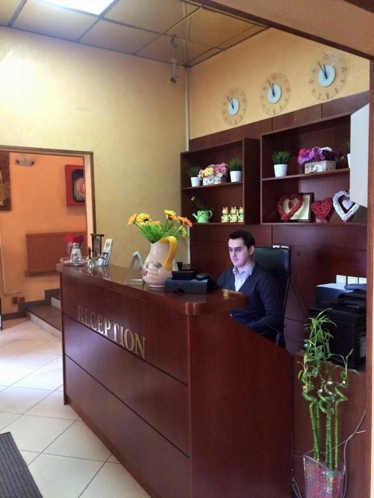 בוקרשט Hotel Reina מראה חיצוני תמונה