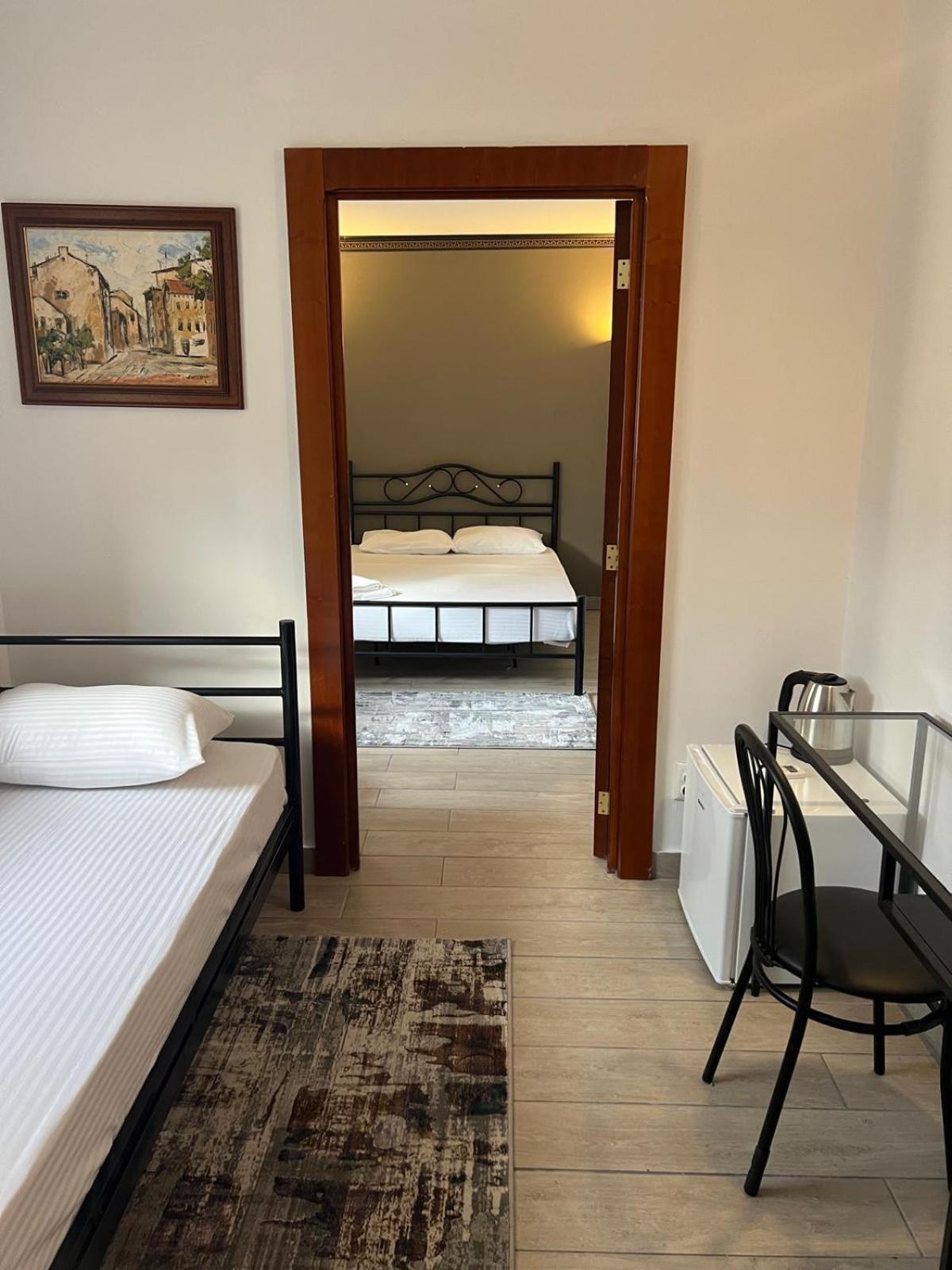 בוקרשט Hotel Reina מראה חיצוני תמונה