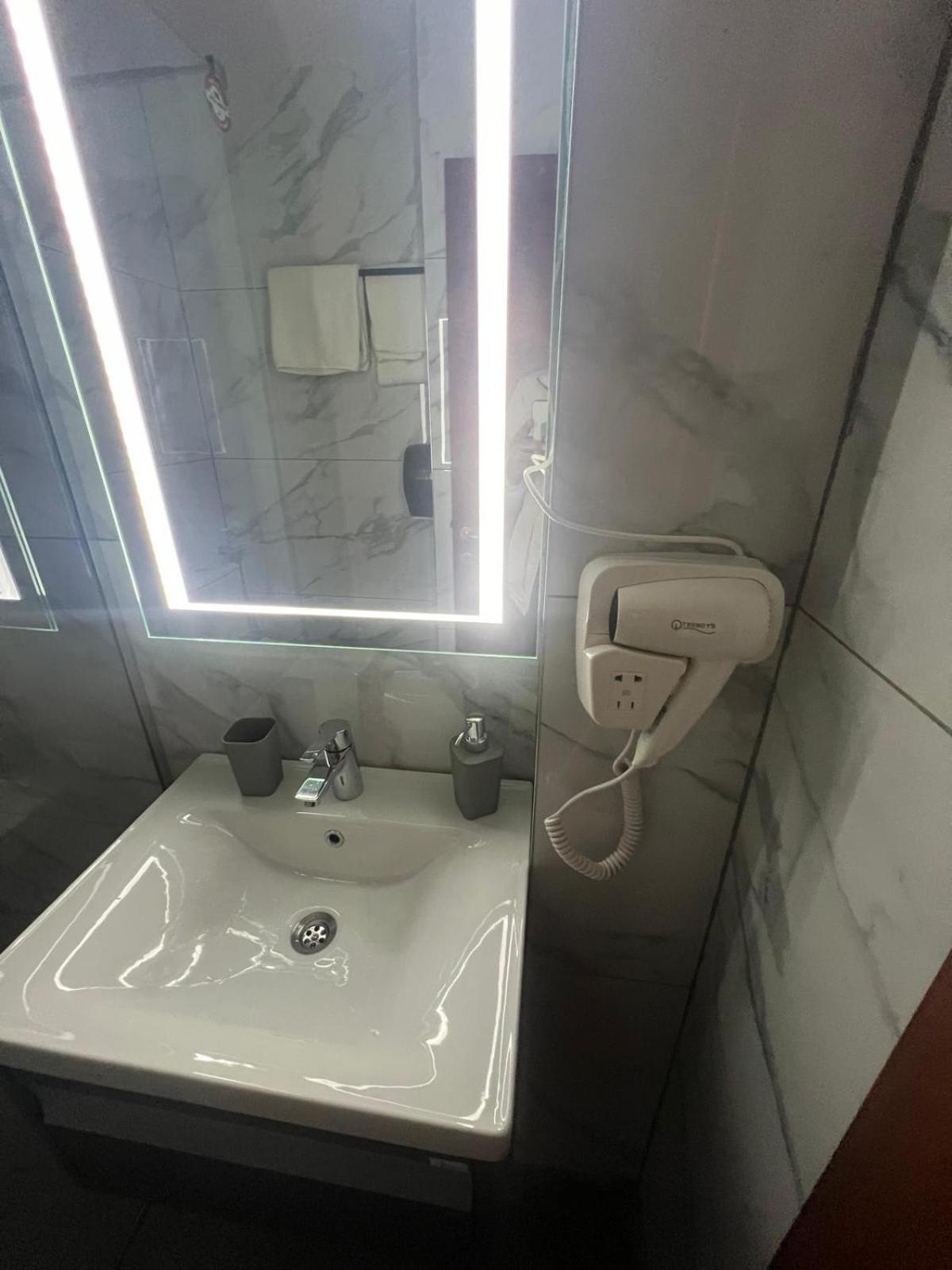 בוקרשט Hotel Reina מראה חיצוני תמונה