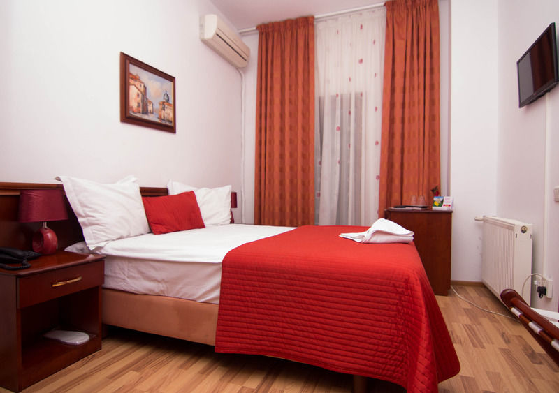 בוקרשט Hotel Reina מראה חיצוני תמונה