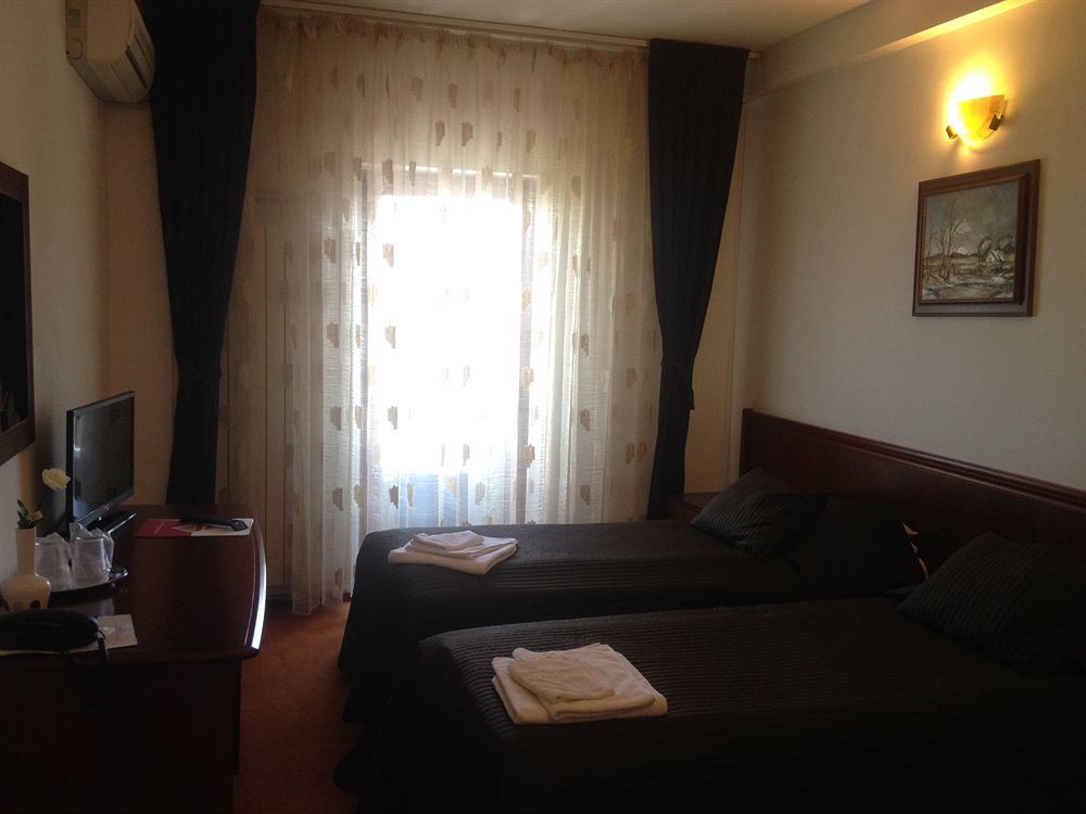 בוקרשט Hotel Reina מראה חיצוני תמונה