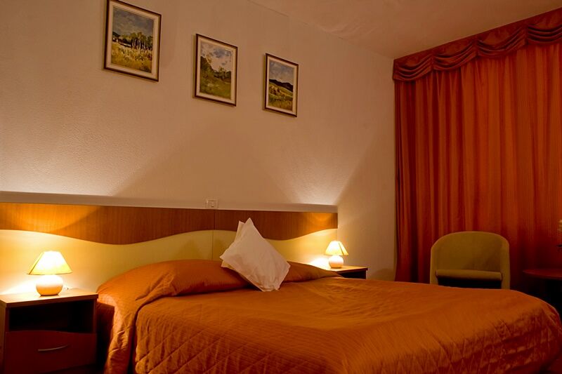 בוקרשט Hotel Reina מראה חיצוני תמונה